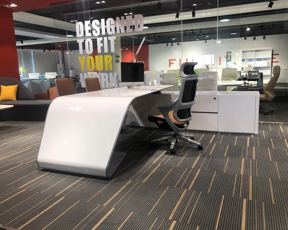 Office Tech And Management - 2026年 CEO向け ワイヤレス充電機能付き L字型スマートテーブル モダンな白いホームオフィス家具 ハイテク社長/管理職向けエグゼクティブオフィスデスク